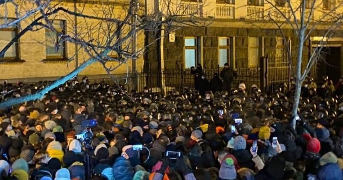 Сутички біля Офісу президента: 17 учасників доправили до управління поліції