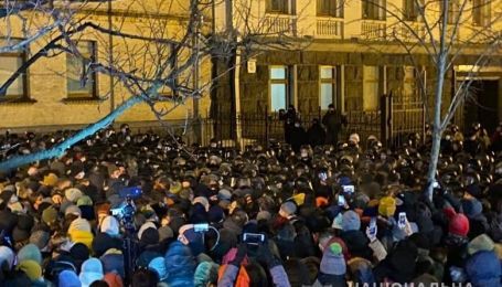 Сутички біля Офісу президента: 17 учасників доправили до управління поліції