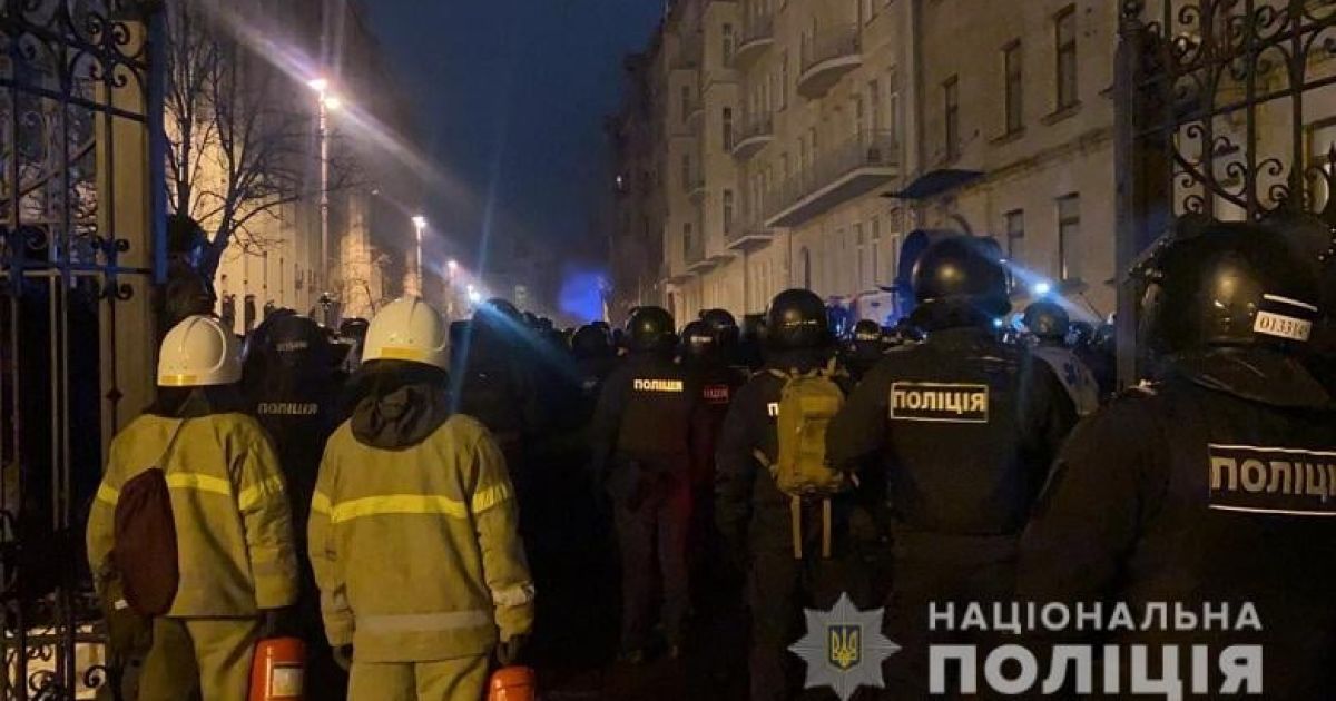 Столкновения на Банковой: 27 правоохранителей получили ожоги глаз, а всех задержанных отпустили — полиция