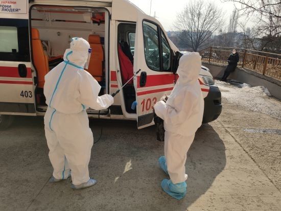 Не прийняла жодна лікарня: на Франківщині хвора на коронавірус померла у швидкій