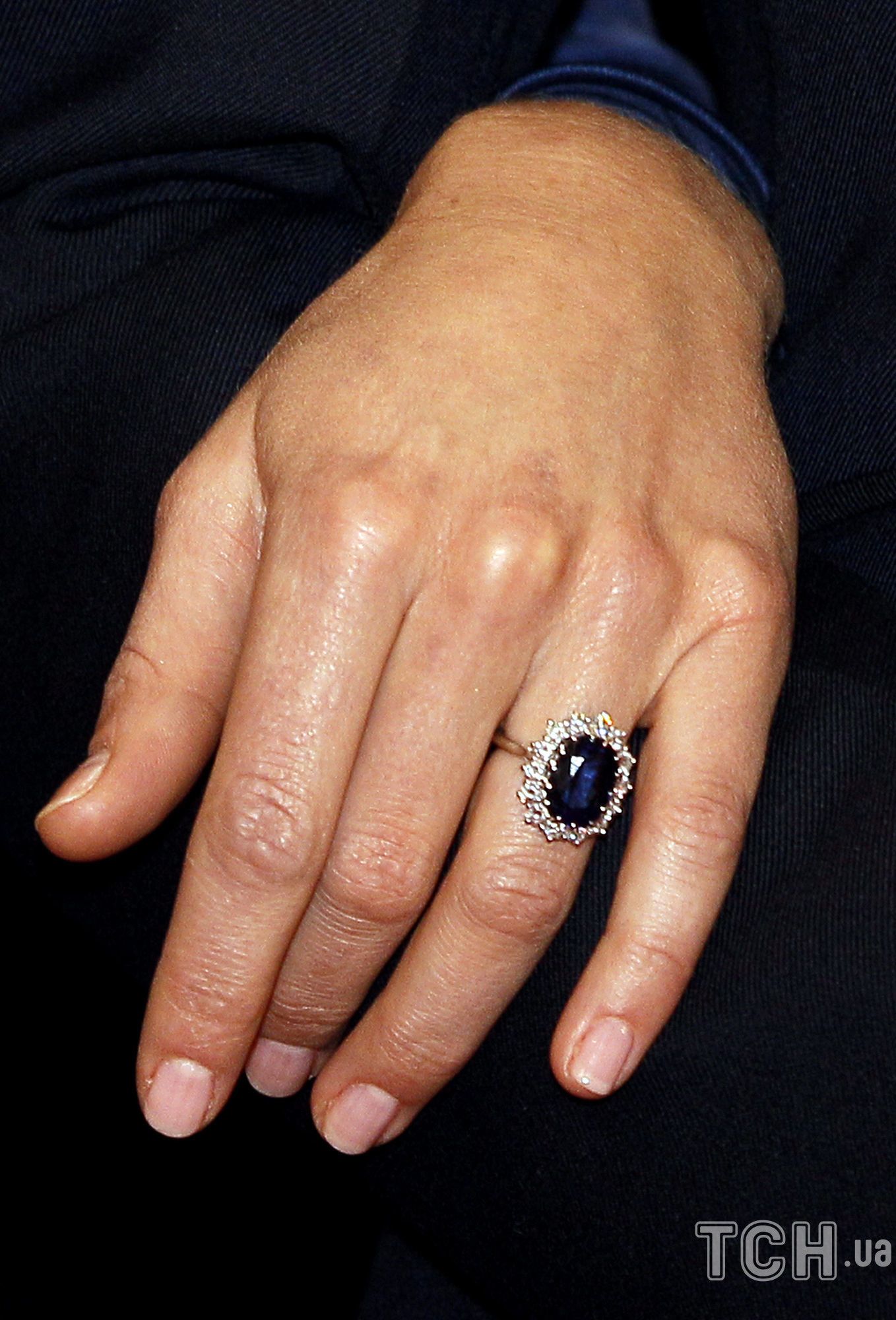 Сапфир на пальце. Кольцо Кейт Миддлтон с сапфиром. Помолвочное кольцо принцессы Дианы. Кольцо принцессы Дианы с сапфиром. Кольцо Кейт Миддлтон.