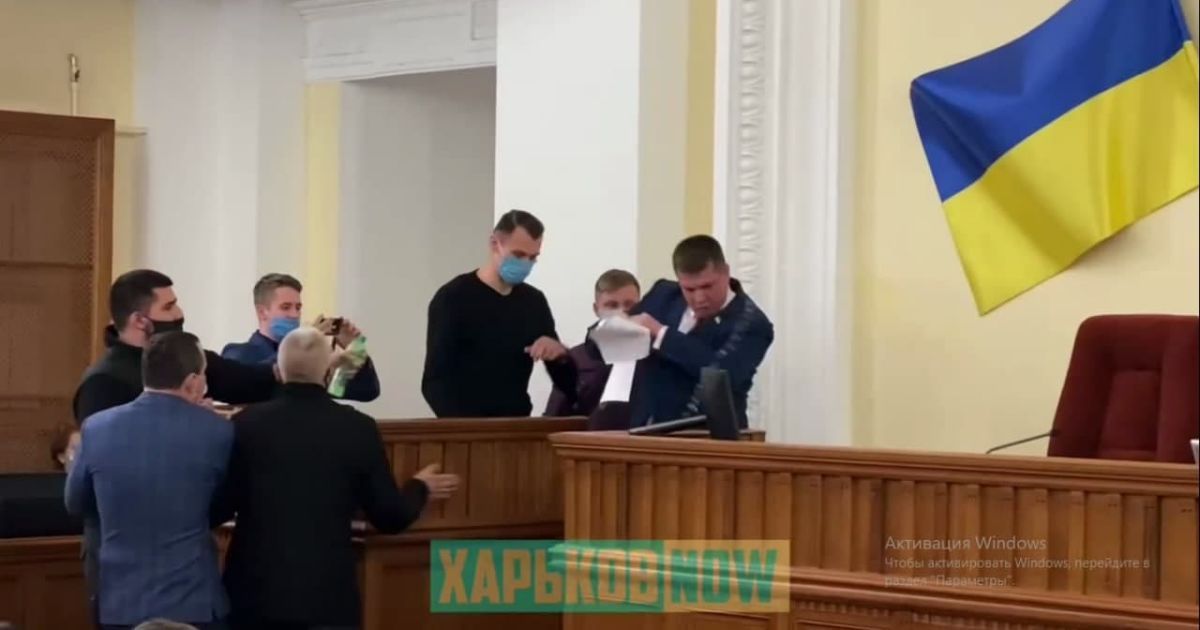 Облили водою і виштовхали з-за трибуни: депутата за російську мову ледь не побили у міськраді Харкова