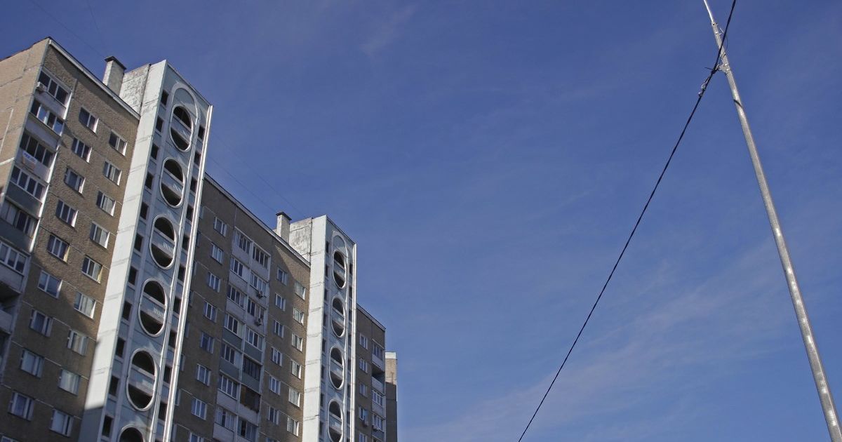 Вистрибнув з 8 поверху: у Чернігові 13-літній підліток намагався вкоротити собі віку