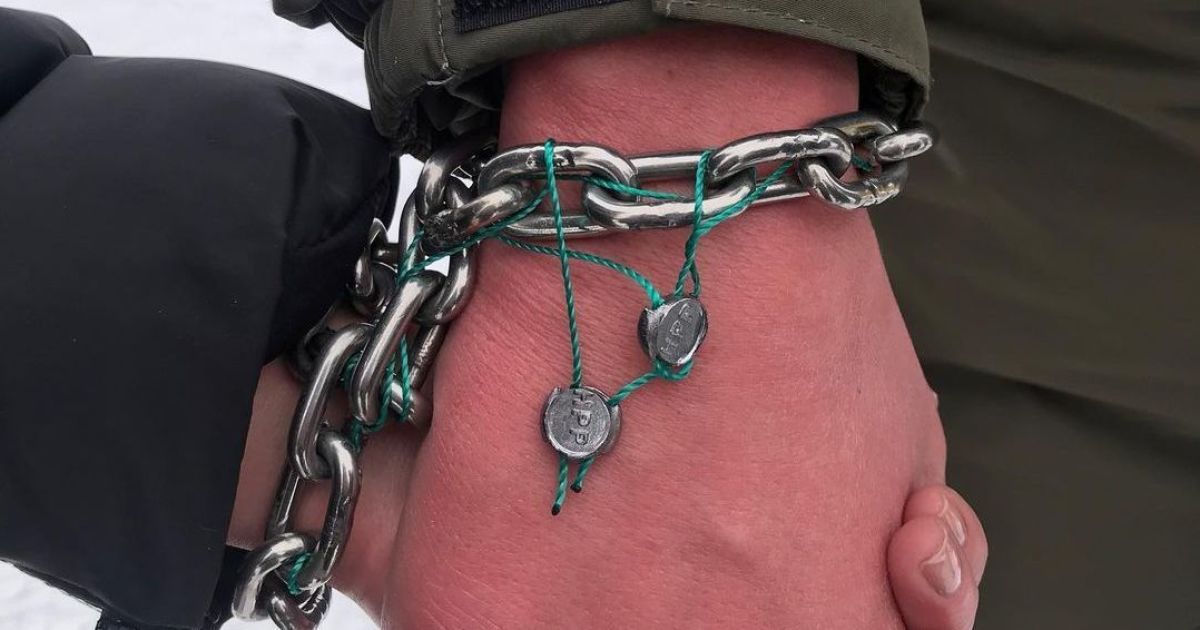 На руці з'явилися рани: у скутих ланцюгом закоханих з Харкова виникли проблеми