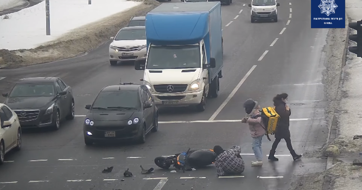 В Киеве водитель на Peugeot сбил курьеров на мопеде: видео
