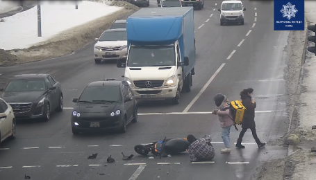 В Киеве водитель на Peugeot сбил курьеров на мопеде: видео
