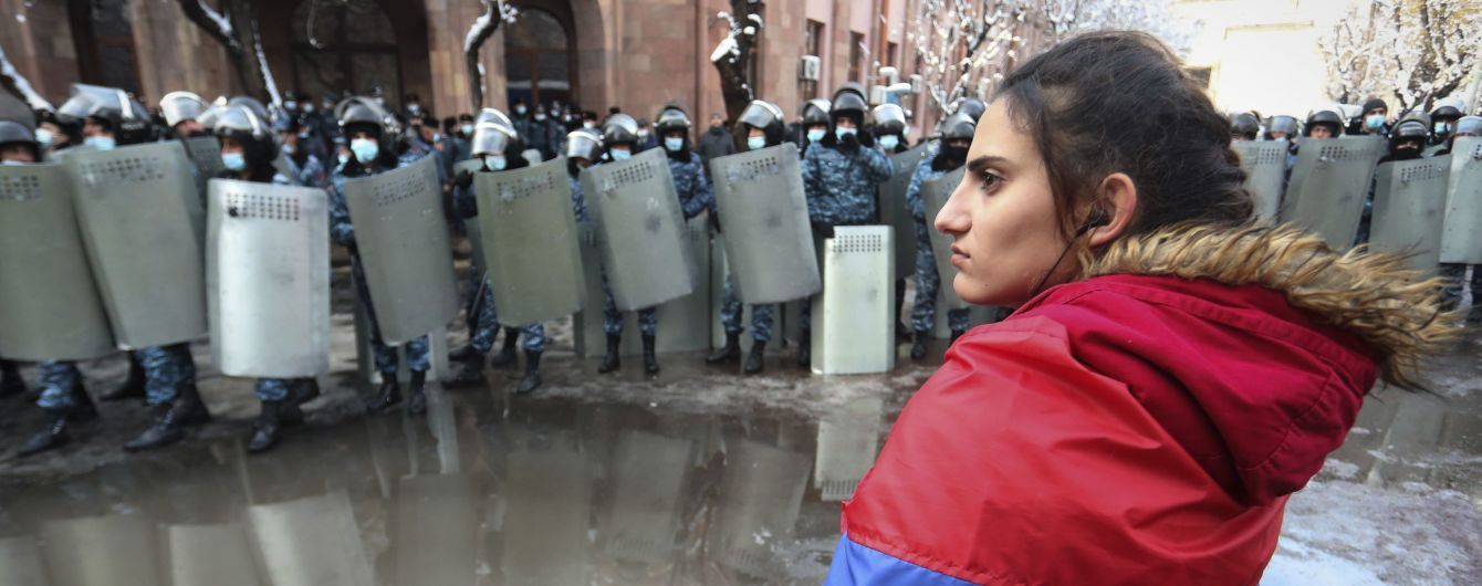 Массовые протесты в Ереване: одни требуют отставки Пашиняна, другие — вышли в его поддержку