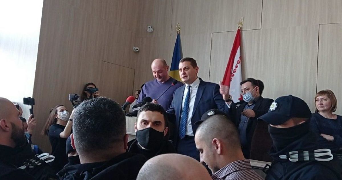Языковой троллинг: в Черкассах депутаты организовали "переводчика" коллеге, который не смог выступить на украинском (видео)