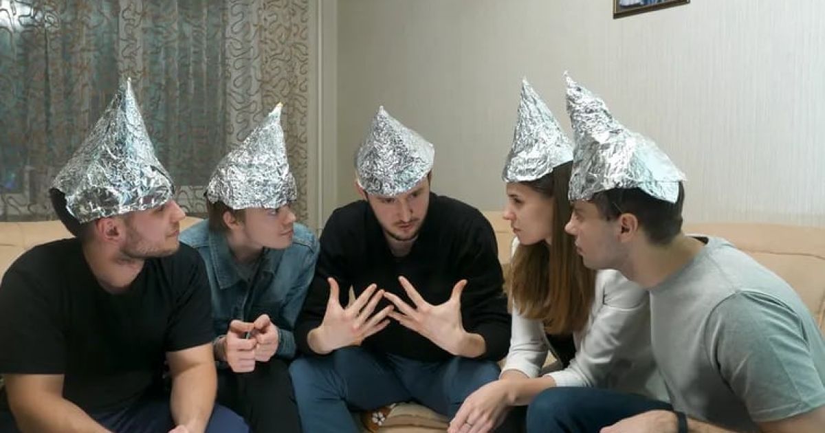 Исследование: психологи объяснили, какие люди склонны верить в теории заговора