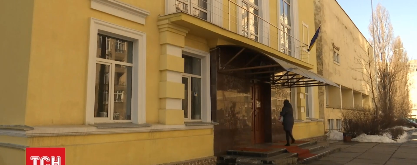 Київського учня, який випав із вікна школи, оперують