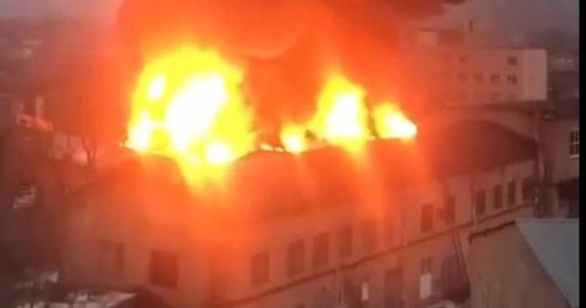 У Харкові на території заводу палає будівля (відео)