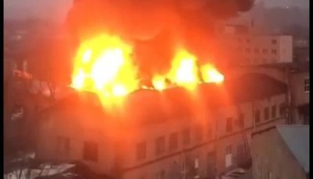 У Харкові на території заводу палає будівля (відео)