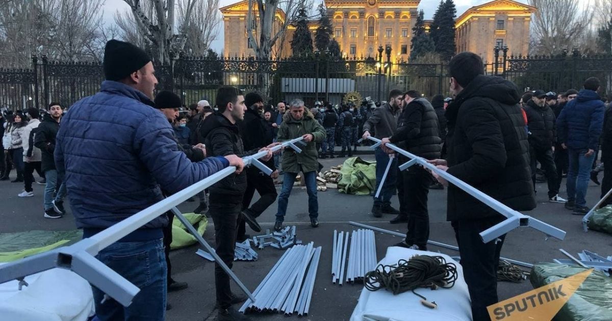 Що відбувається в охопленому протестами Єревані та як минула ніч