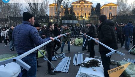 Що відбувається в охопленому протестами Єревані та як минула ніч
