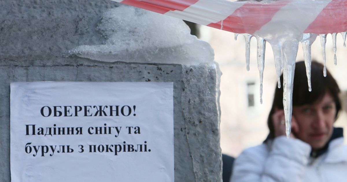 Глыбы слетают с крыш прямо на головы и разбивают авто: существует ли компенсация за подобные инциденты
