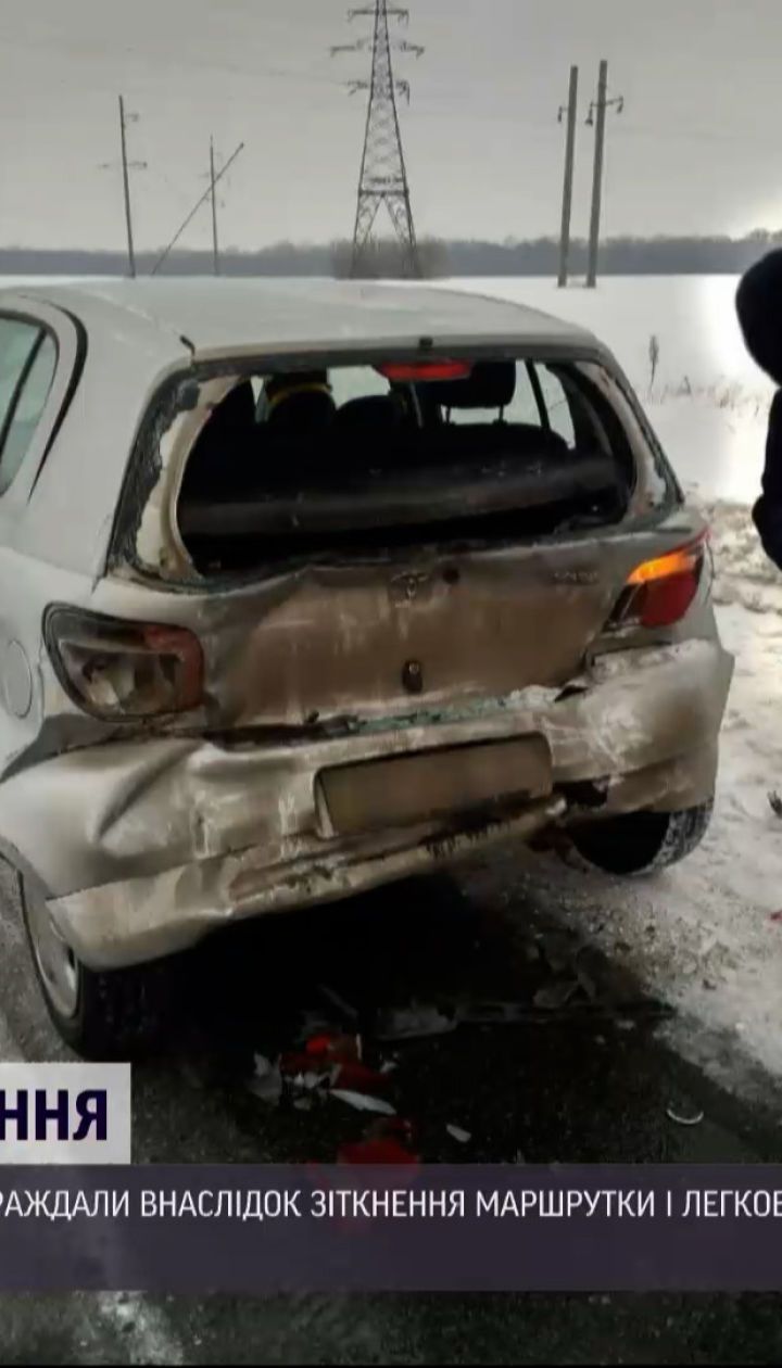 Новини України: неподалік Сум маршрутка врізалася в авто, припарковане на узбіччі