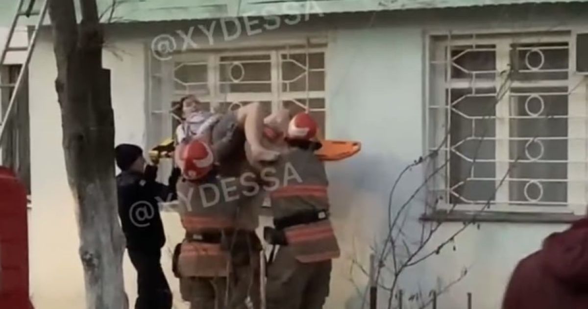 В Одеській області жінка випала з вікна: з'явилось відео, як її рятували
