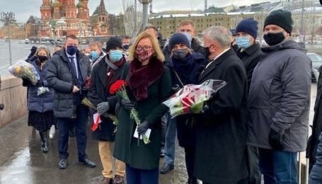 Шесть лет после убийства Немцова: иностранные послы возложили цветы на Москворецком мосту