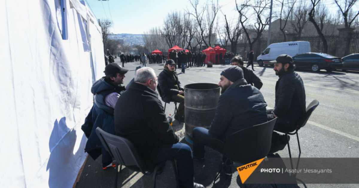 В Армении протестующие провели ночь на улице: запланирован митинг