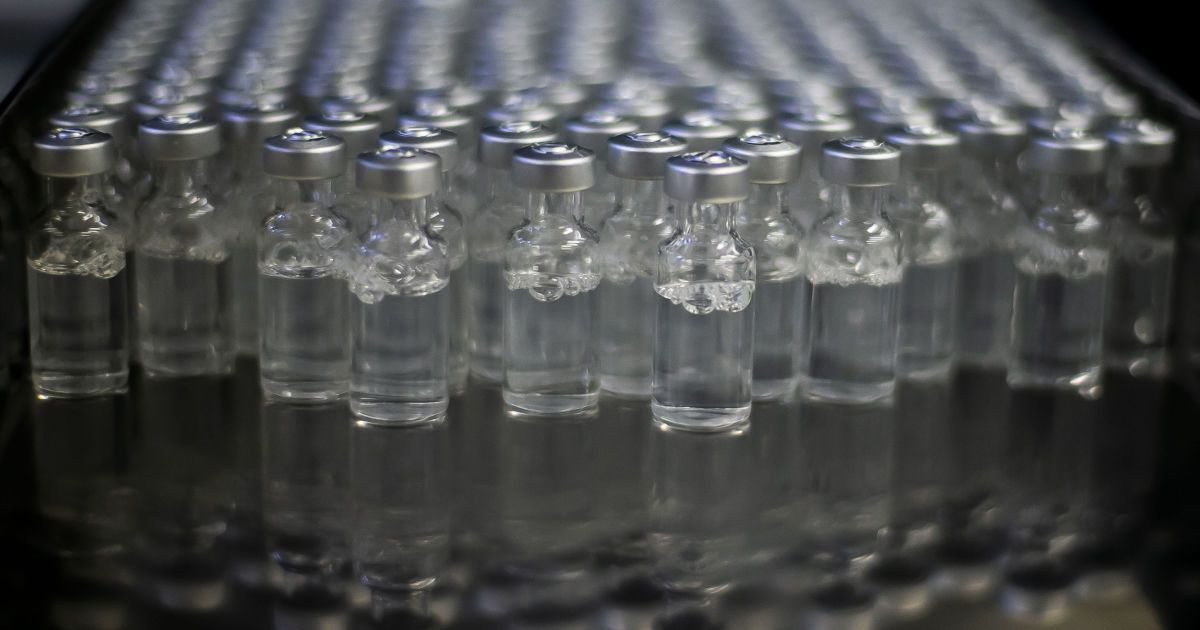 AstraZeneca хочет до осени разработать новое поколение вакцины против британского варианта COVID-19