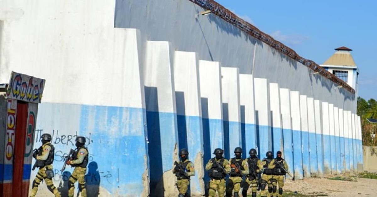 Побег из тюрьмы на Гаити: беглецы застрелили десятки случайных прохожих