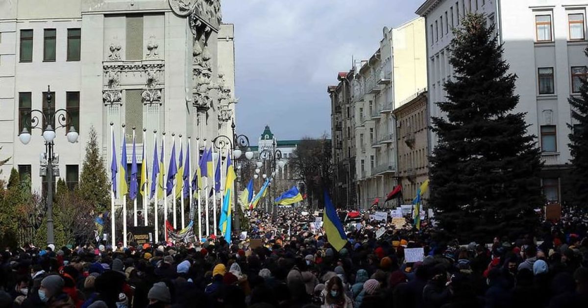 С файерами, но без столкновений: как в городах Украины прошли акции в поддержку Стерненко и политзаключенных