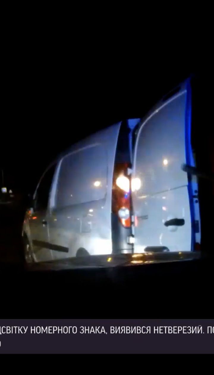 Новини України: поблизу Львова п'яний водій лопатою розтрощив авто патрульних