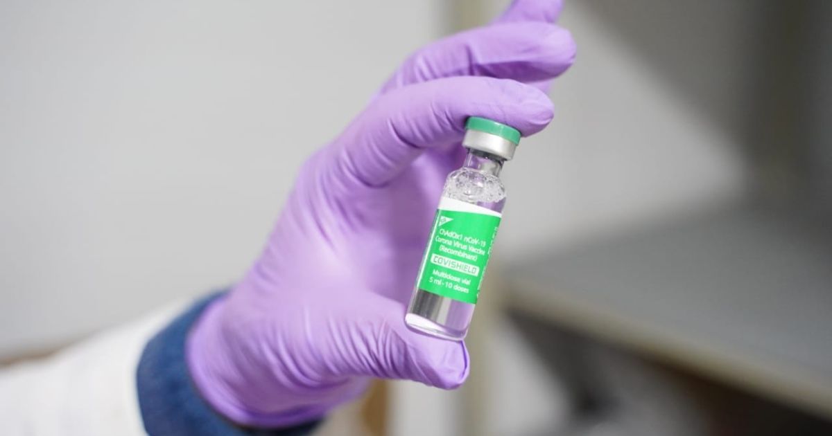 Реакція на Covishield: як почуваються перші вакциновані від COVID-19 українці і про що попереджає виробник
