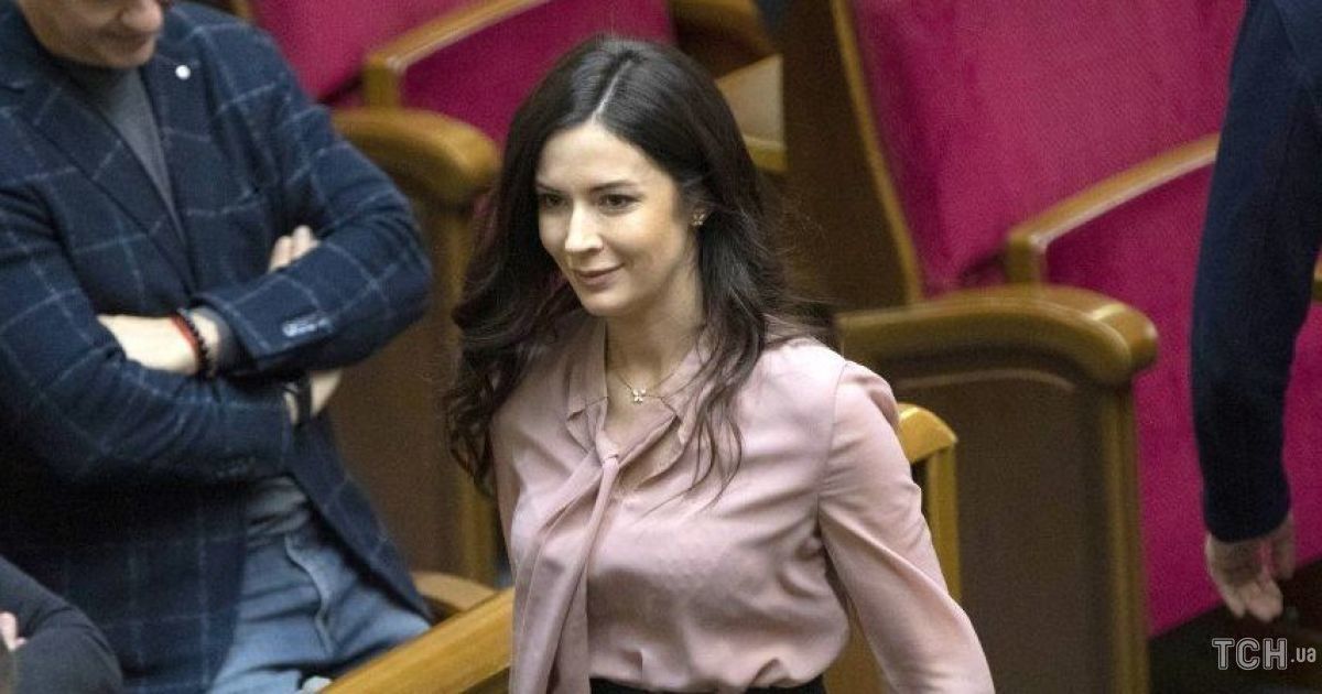 У пудровій сукні та з локонами: нардепка від "Слуги народів" прийшла до Верховної Ради у романтичному образі