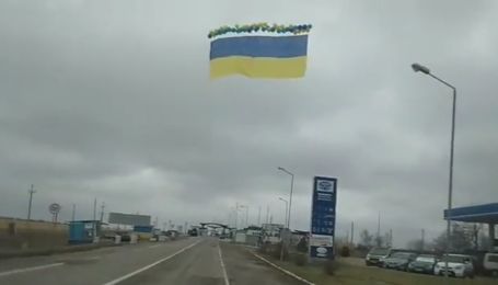 В небо над оккупированным Крымом запустили украинский флаг