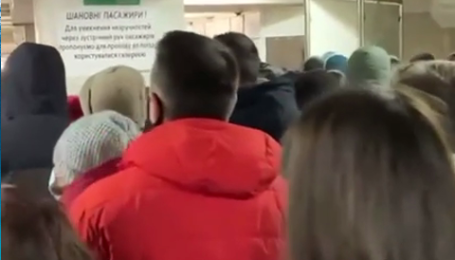 Колапс у метро Києва: на станціях "Теремки" та "Академмістечко" утворилися величезні черги