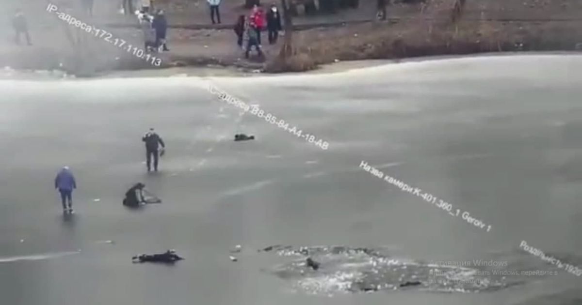 В Днепре патрульные спасли 4-х человек из ледяной воды: появилось видео