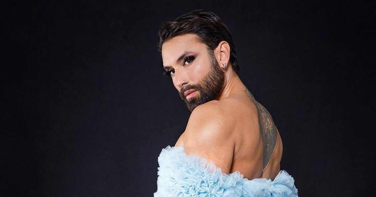Эпатажная Кончита Вурст в откровенном фотосете показалась в стрингах и корсете