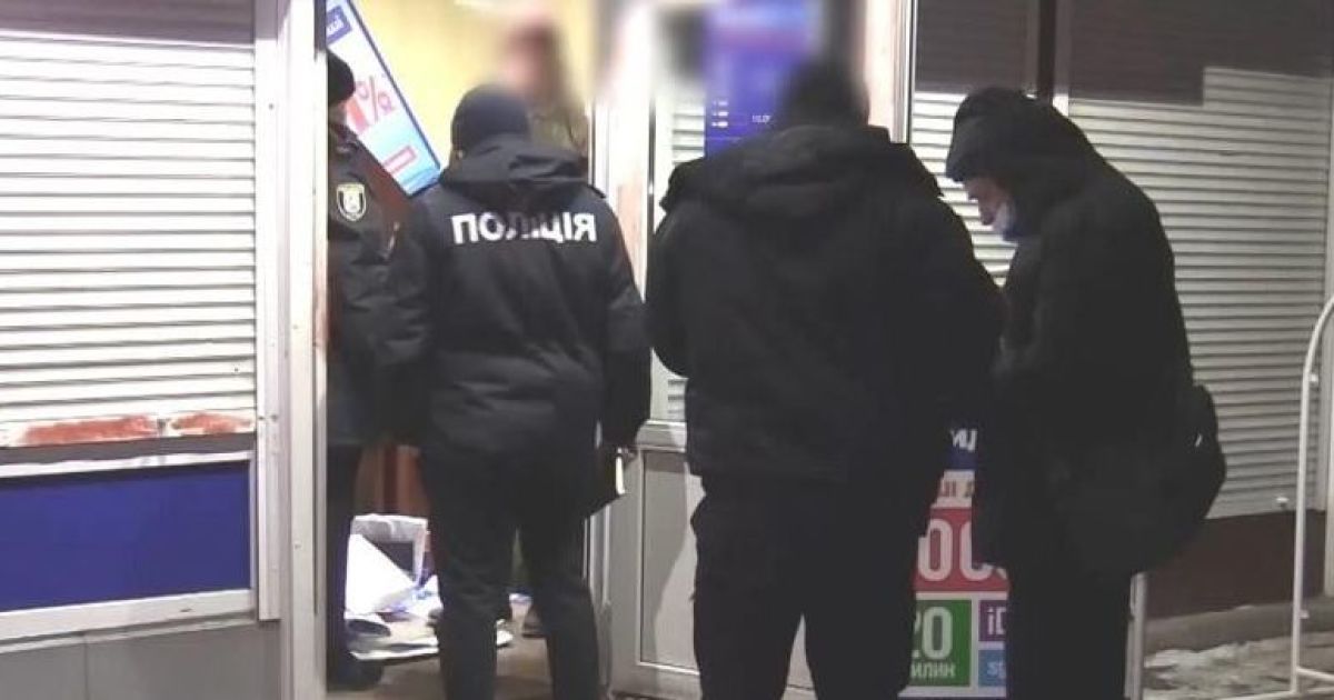 У Києві затримали дует грабіжників за розбійний напад на кредитну установу: відео
