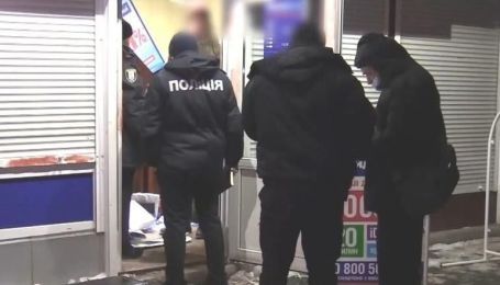 У Києві затримали дует грабіжників за розбійний напад на кредитну установу: відео