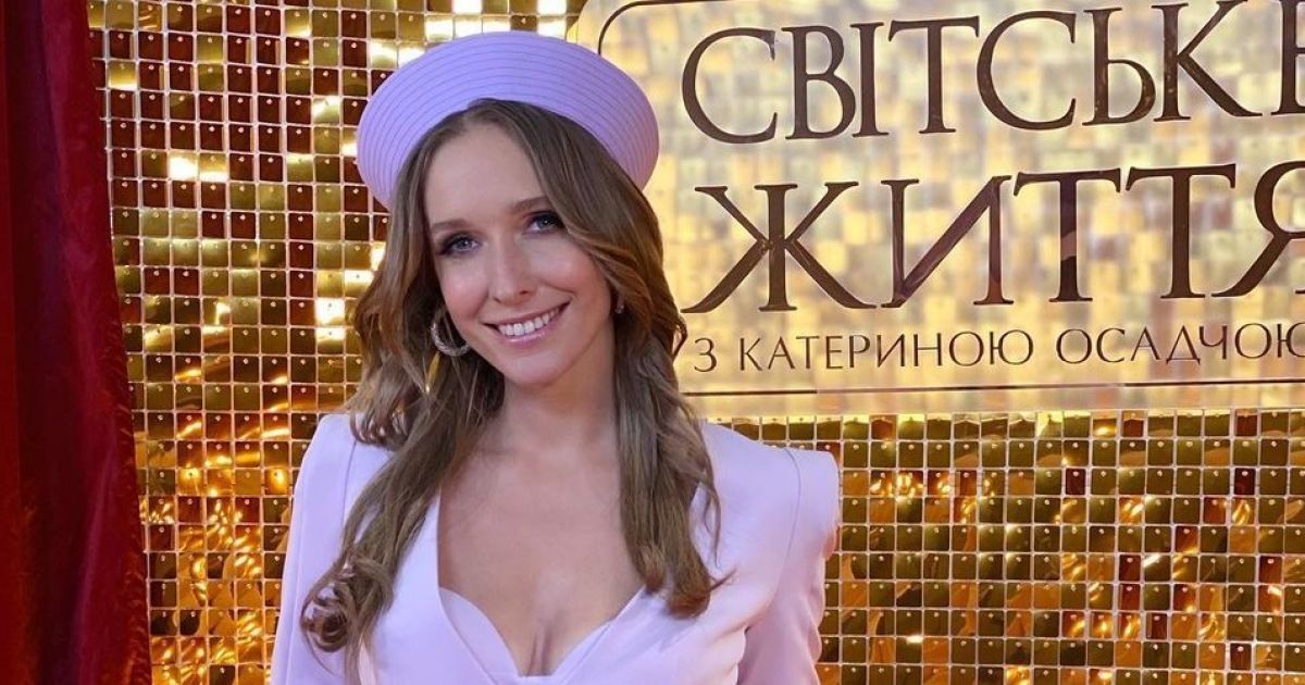 В нежно-лавандовом костюме с пикантным декольте: весенний аутфит Кати Осадчей