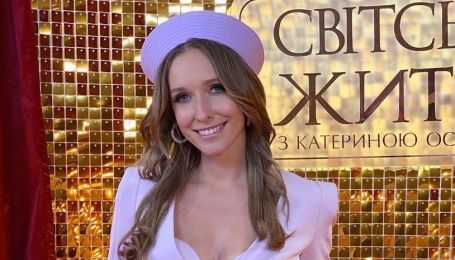 В нежно-лавандовом костюме с пикантным декольте: весенний аутфит Кати Осадчей