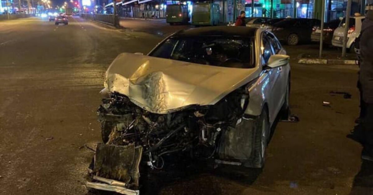 В Харькове таксист протаранил забор и столб, который завалился на автобус с пассажирами