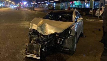 В Харькове таксист протаранил забор и столб, который завалился на автобус с пассажирами