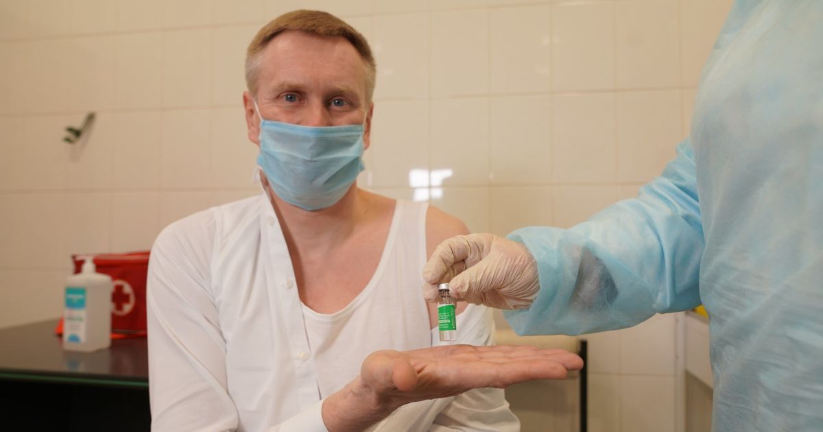 Керівник НСЗУ вакцинувався і порадив ставати в чергу на щеплення вже зараз через "залишки препарату"