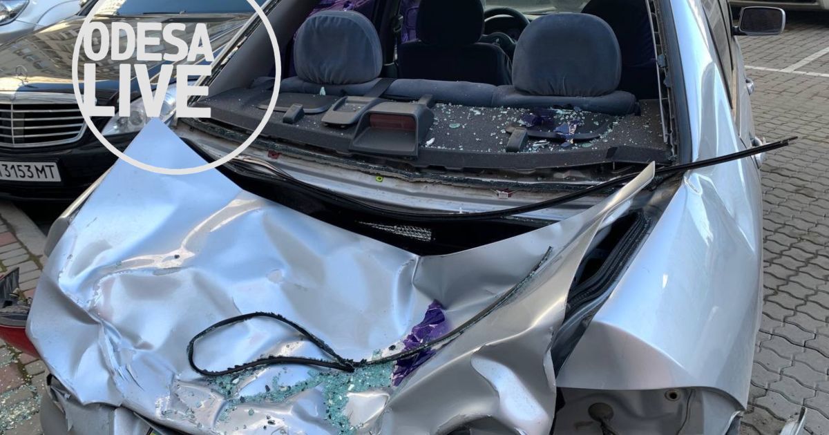 В Одессе мужчина выпрыгнул с 23 этажа и упал на автомобиль: появились фото, видео