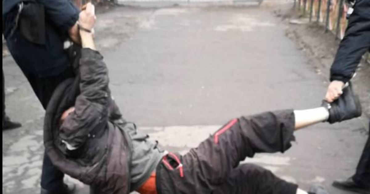 Наступали коліном на шию і зламали палець: у Сумській області за катування судитимуть двох правоохоронців