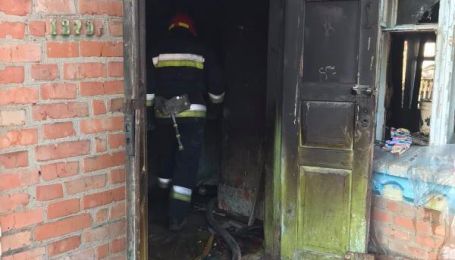 В Винницкой области отчим вынес из огня двух девочек: один ребенок погиб