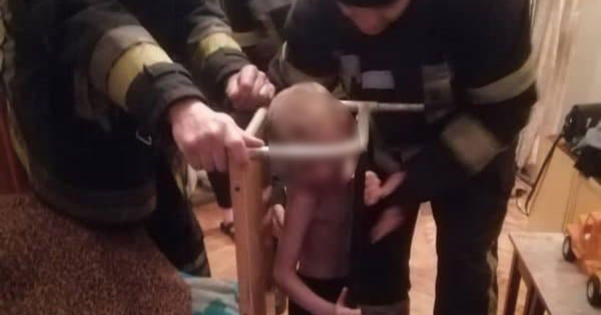 Залез, а вылезти не смог: в Запорожье мальчик застрял в мебельной конструкции