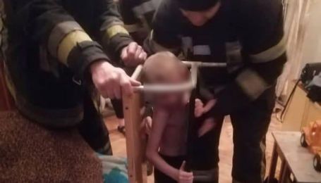Залез, а вылезти не смог: в Запорожье мальчик застрял в мебельной конструкции