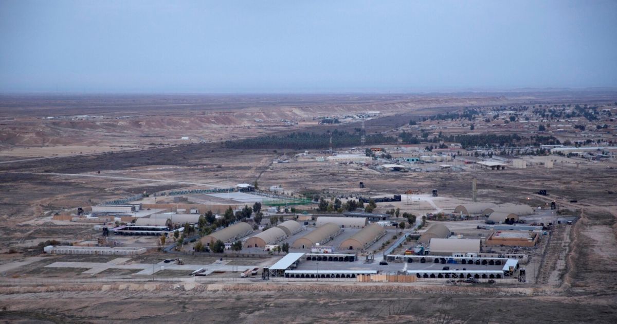 База в Ираке, где расположены американские военные, подверглась ракетному удару