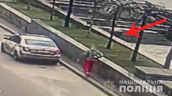 Хотів заробити грошей від переглядів відео: у Києві хлопець вдарив копа в обличчя тарілкою з вершками