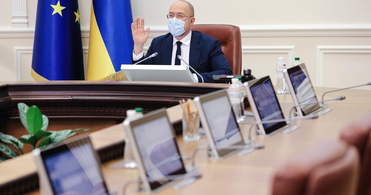 Борьба с COVID-19, повышение зарплат и индексация пенсий: Шмыгаль в видео рассказал о годе работы правительства