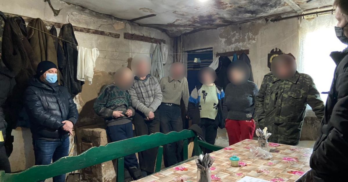 Жили в антисанитарных условиях и работали, как рабы: под Харьковом пенсионер вербовал бездомных