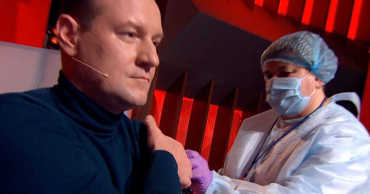 Десять звезд и врачей вакцинировались в прямом эфире "1+1"